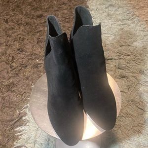 NWOT STEVE MADDEN BLACK SUEDE ROOKIE BOOTIE